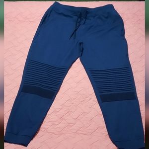 Men's joggers in navy blue. Size L. Cotton/polyester blend.